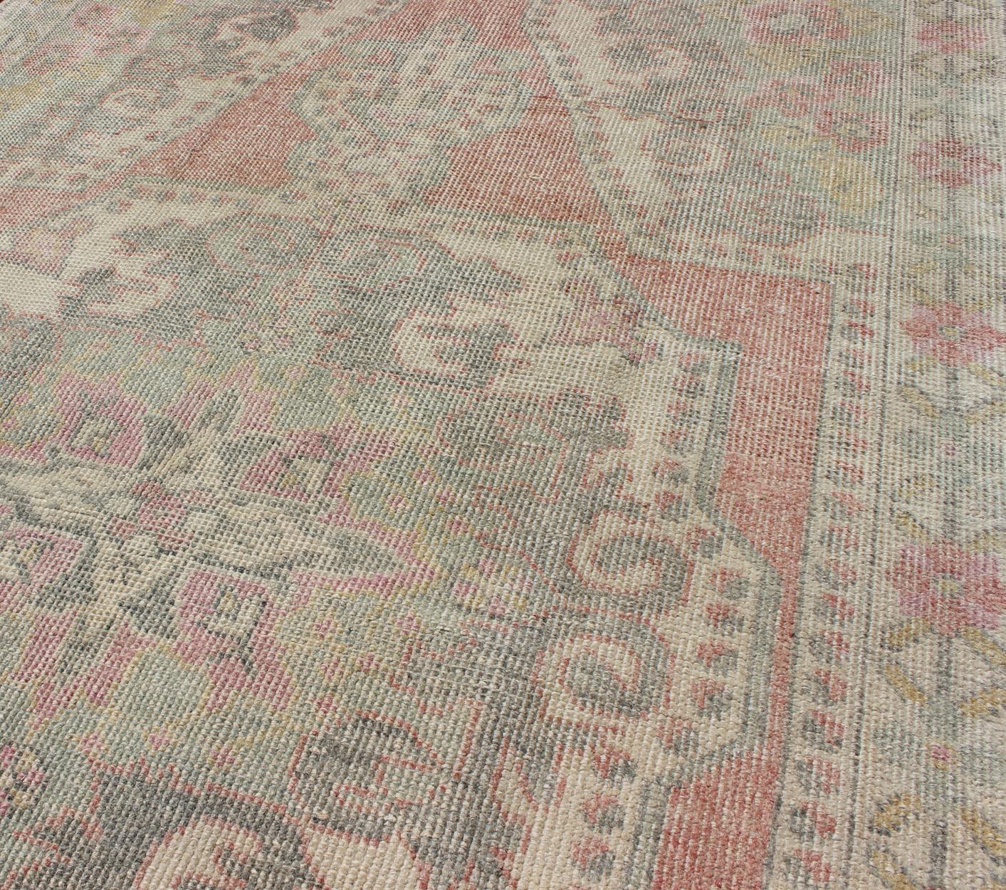 Elegante tappeto Oushak dalla Turchia con design a medaglioni floreali in colori chiari In condizioni buone in vendita a Atlanta, GA