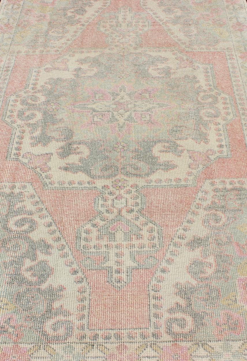 XX secolo Elegante tappeto Oushak dalla Turchia con design a medaglioni floreali in colori chiari in vendita