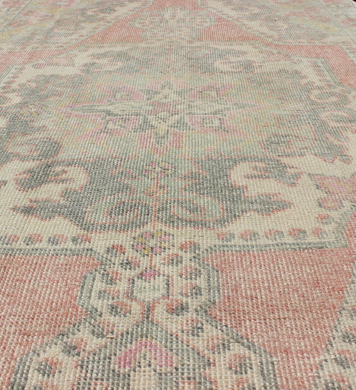 Lana Elegante tappeto Oushak dalla Turchia con design a medaglioni floreali in colori chiari in vendita