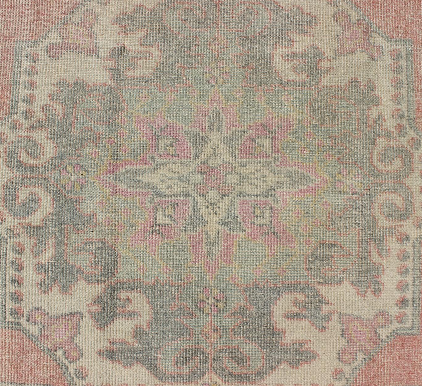 Elegante tappeto Oushak dalla Turchia con design a medaglioni floreali in colori chiari in vendita 1