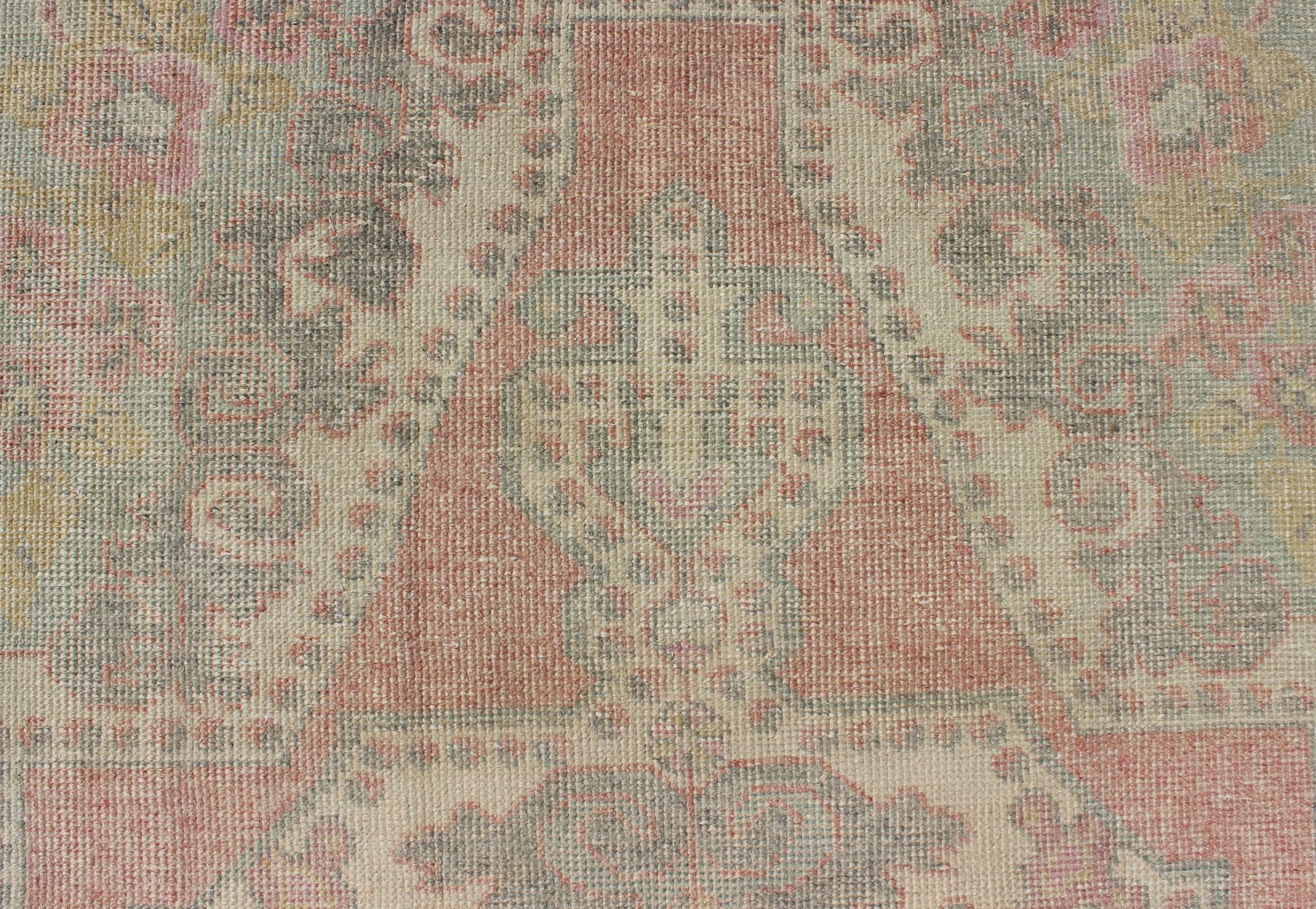 Elegante tappeto Oushak dalla Turchia con design a medaglioni floreali in colori chiari in vendita 2
