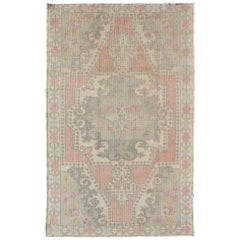 Élégant tapis d'Oushak de Turquie avec un motif de médaillon floral aux couleurs claires