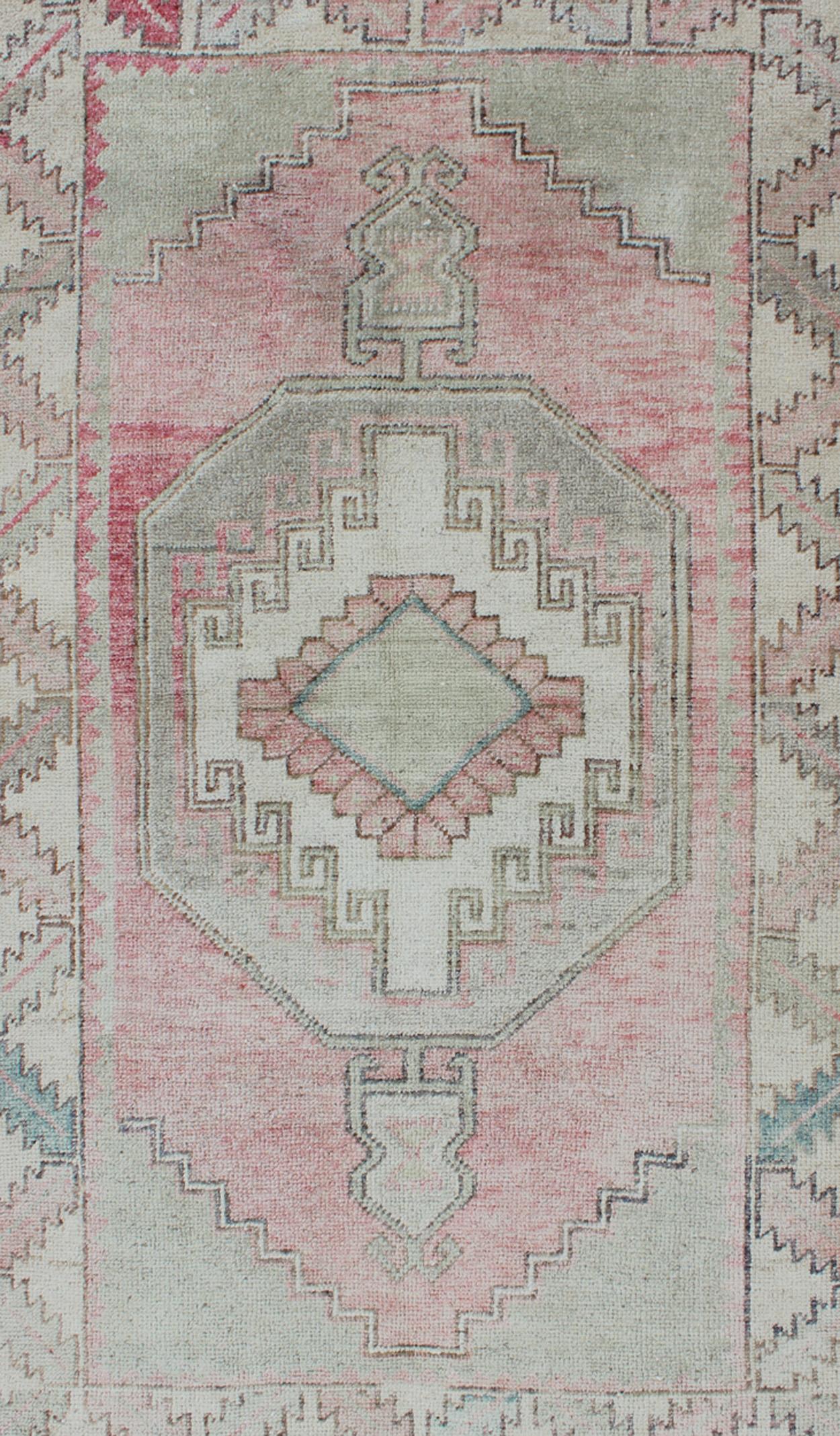 Pink, light green, and ivory vintage rug with flower medallion pattern, Keivan Woven Arts / rug/EN-176255, country of origin / type: Turkey / Oushak, circa 1940
This vintage oushak carpet features a beautiful flower pattern, set atop a pink