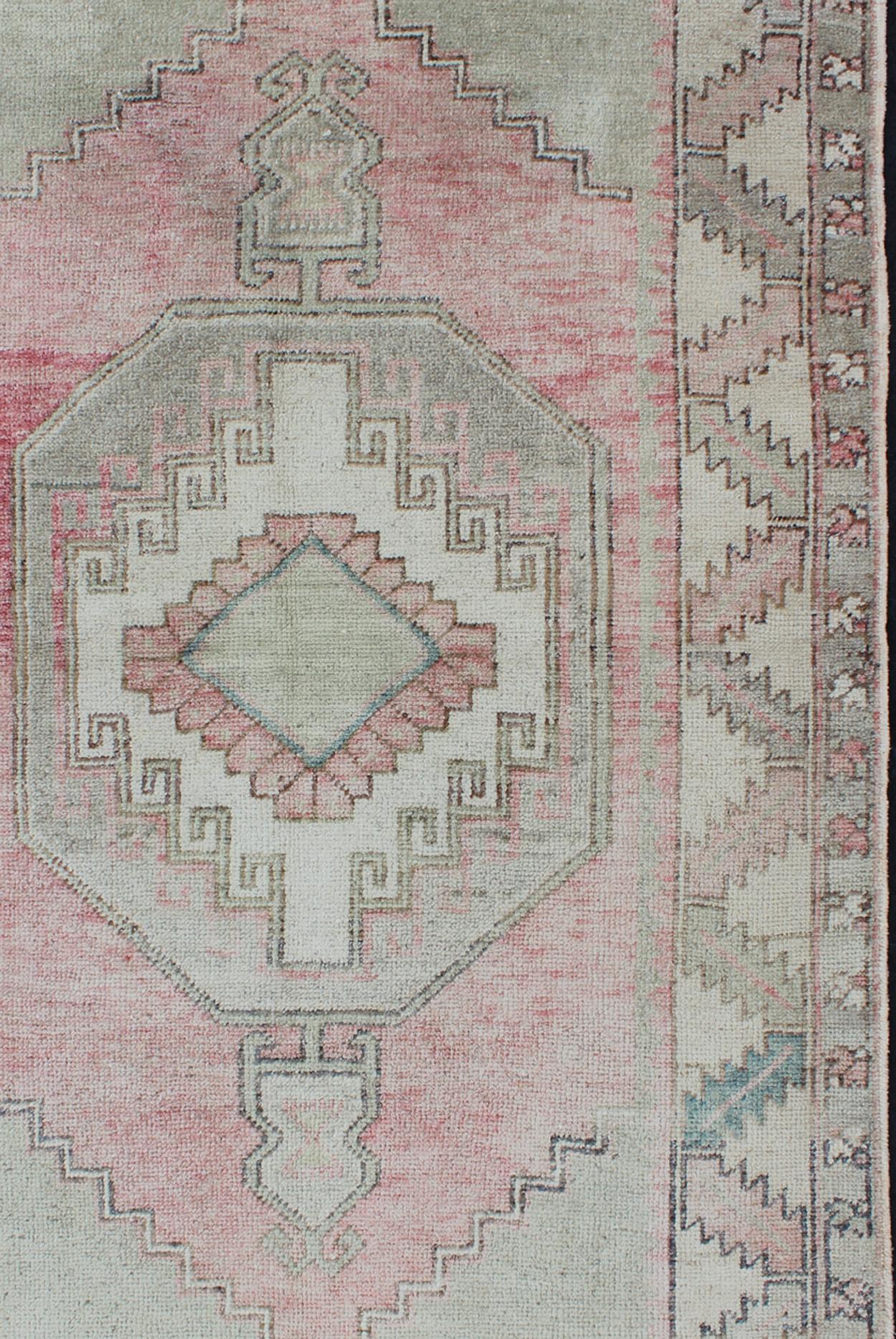Elegante tappeto Oushak dalla Turchia con design a medaglioni tribali in colori chiari in vendita 1