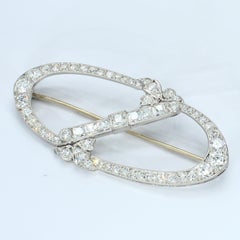 Elegante ovale Brosche mit französischen Diamanten und Mischschliff-Diamanten