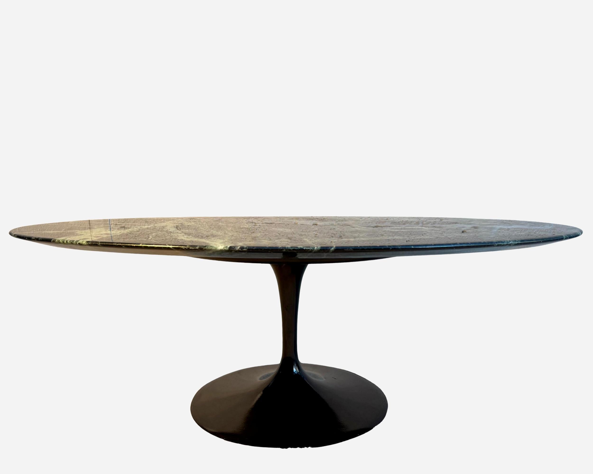 Mid-Century Modern Élégante table basse ovale, par Eero Saarinen, Knoll International, USA circa 1970 en vente