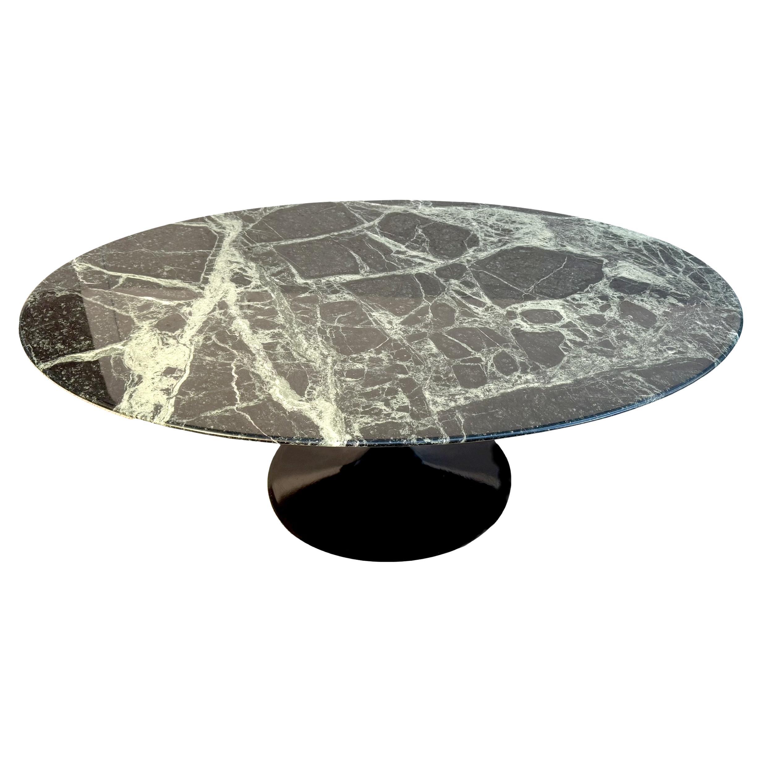 Elegant oval coffee table, by Eero Saarinen, Knoll International, USA circa 1970
