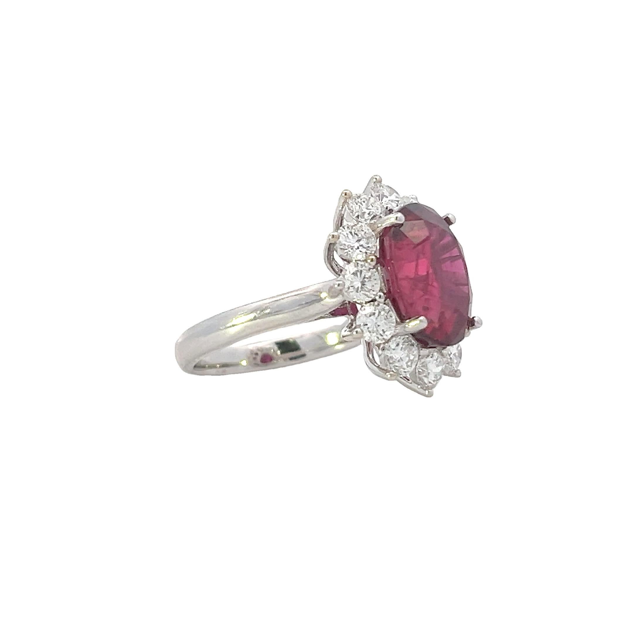 **Eleganza senza tempo con questo lussuoso anello con rubino ovale e diamanti, progettato per affascinare a prima vista.