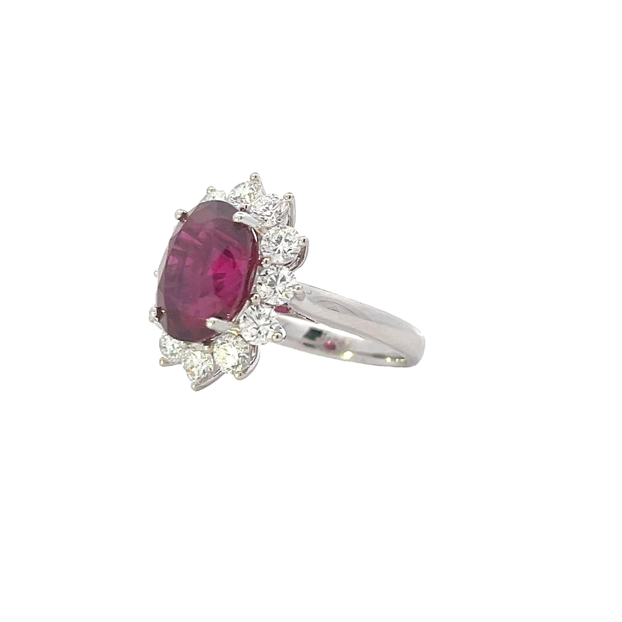 Elegante anello con rubino taglio ovale e diamanti in argento Sterling Silver In condizioni Nuovo in vendita a Great Neck Plaza, NY