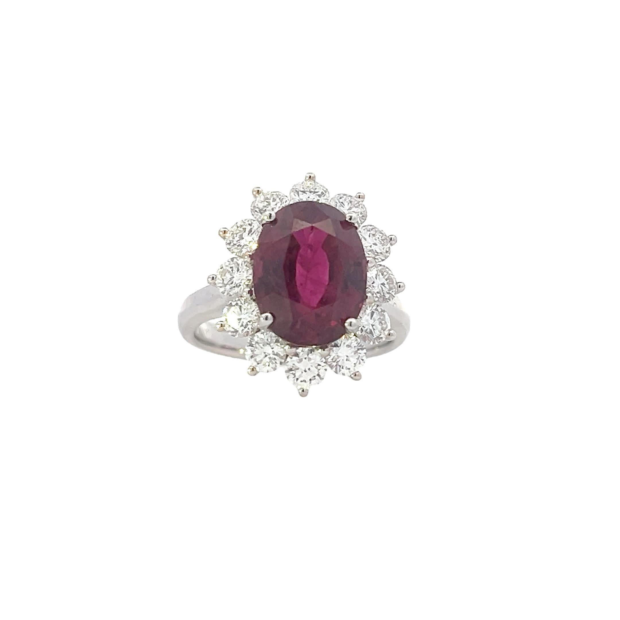 Elegante Anillo de Plata de Ley con Rubí Ovalado y Acento de Diamante