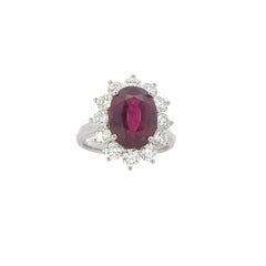 Elegante Anillo de Plata de Ley con Rubí Ovalado y Acento de Diamante