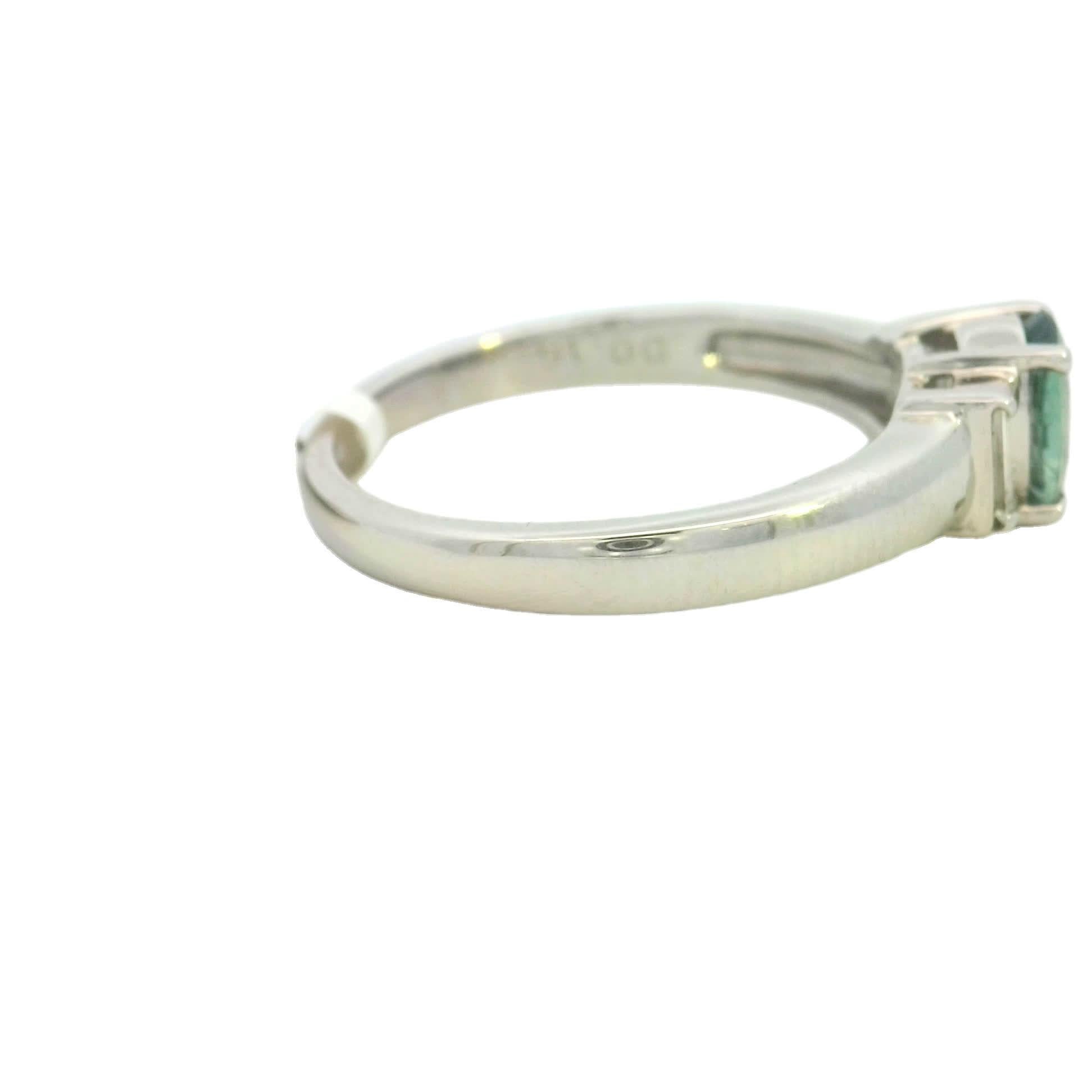 Donna Elegante anello ovale con pietra preziosa in vendita