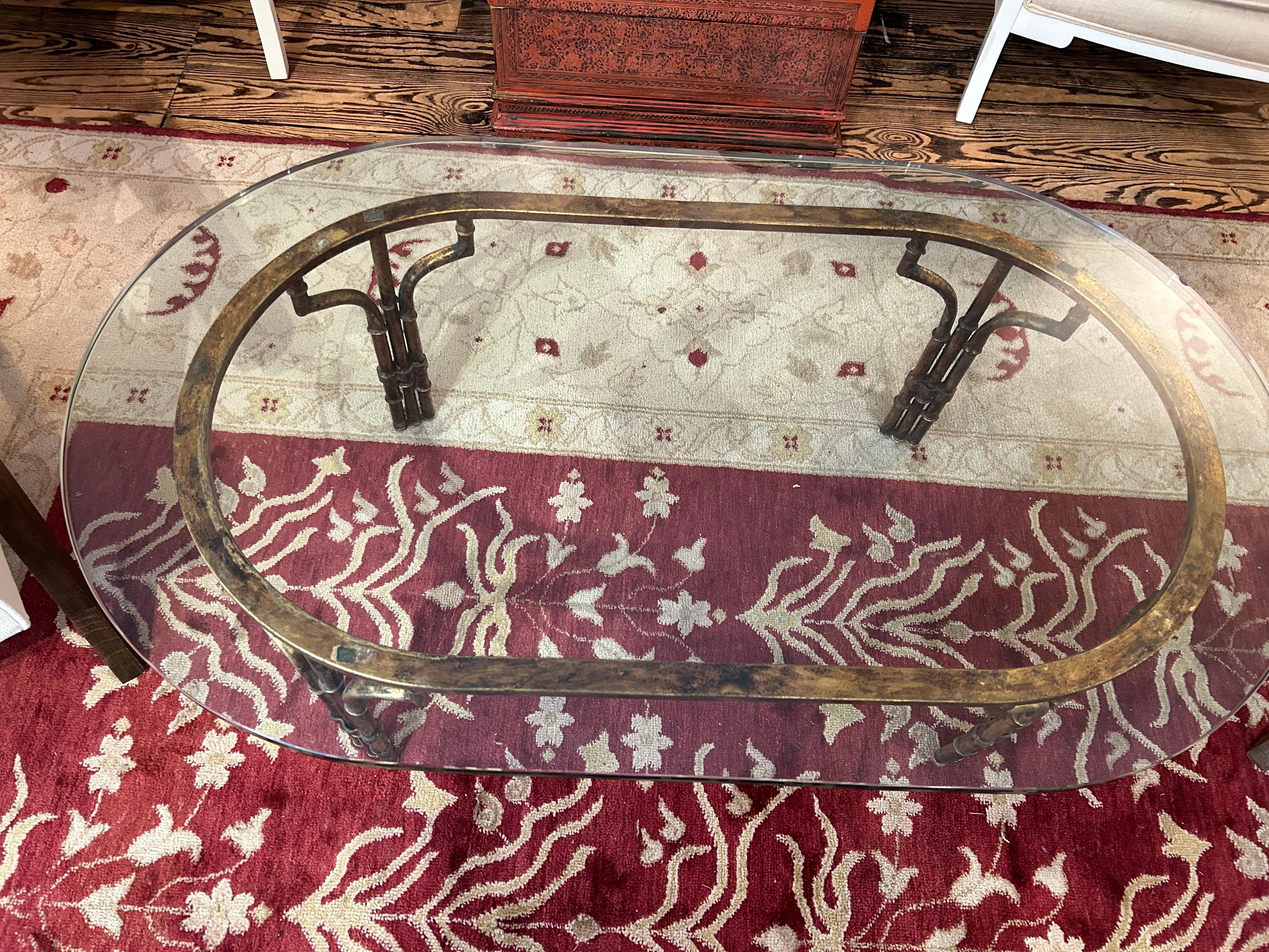 Elegante Mesa de Centro Ovalada de Hierro Dorado y Cristal Grueso finales del siglo XX en venta