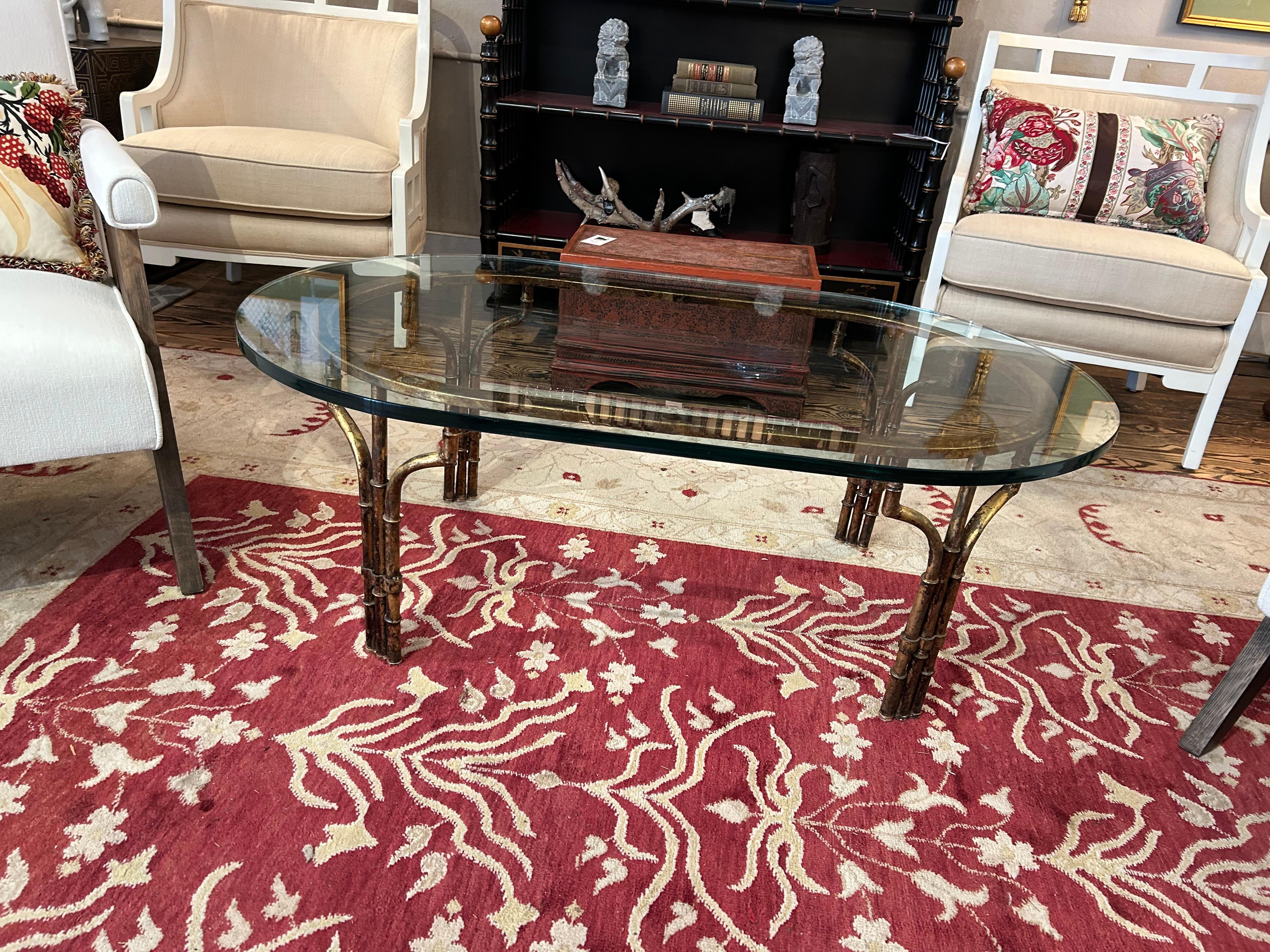 Elegante Mesa de Centro Ovalada de Hierro Dorado y Cristal Grueso Vidrio en venta