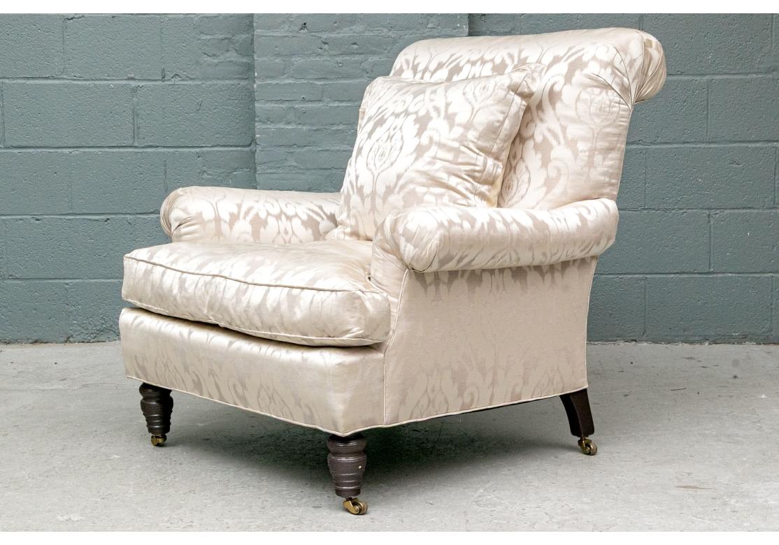 Ein sehr feiner und gut gemachter Clubsessel ist tadellos mit einem klassischen, raffinierten Champagnerton-Damast gepolstert. Der Stuhl hat eine gute Größe und ist sehr bequem mit geschwungenen und gefalteten Armlehnen, stark gedrechselten Beinen