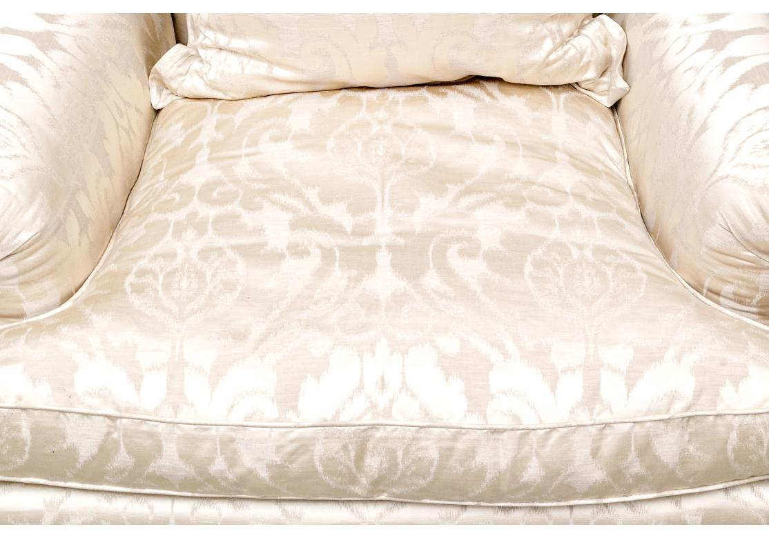 Eleganter überdimensionaler Champagner-Damast-Clubsessel (Regency) im Angebot