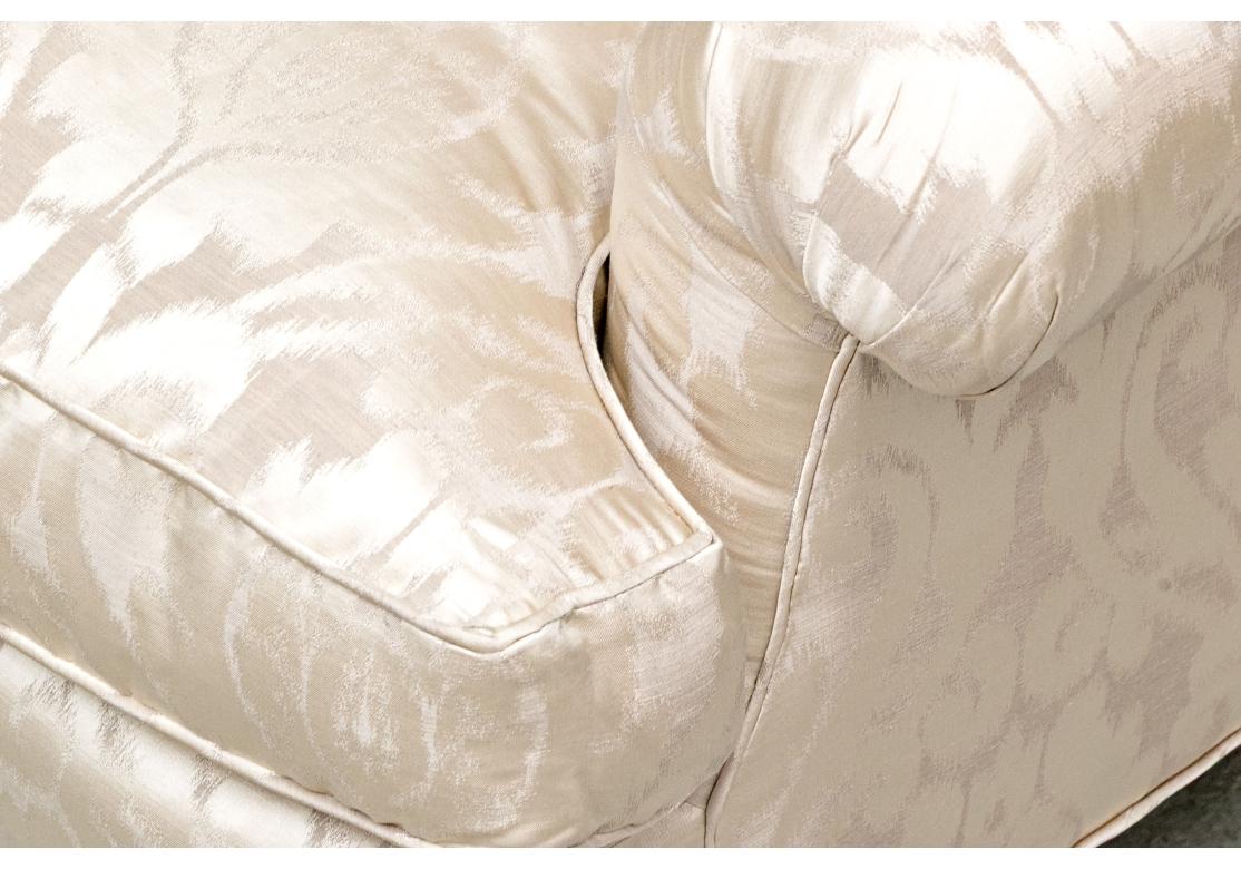 Eleganter überdimensionaler Champagner-Damast-Clubsessel im Zustand „Relativ gut“ im Angebot in Bridgeport, CT