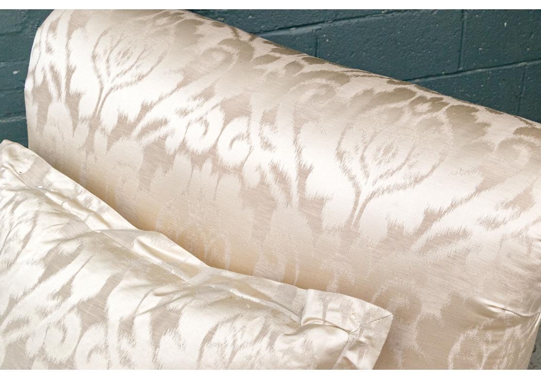 Eleganter überdimensionaler Champagner-Damast-Clubsessel (Messing) im Angebot