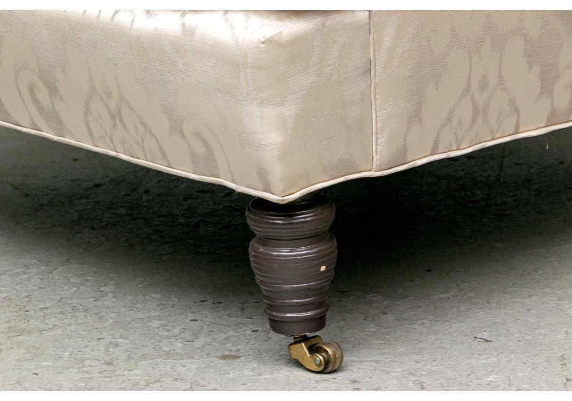 Eleganter überdimensionaler Champagner-Damast-Clubsessel im Angebot 2