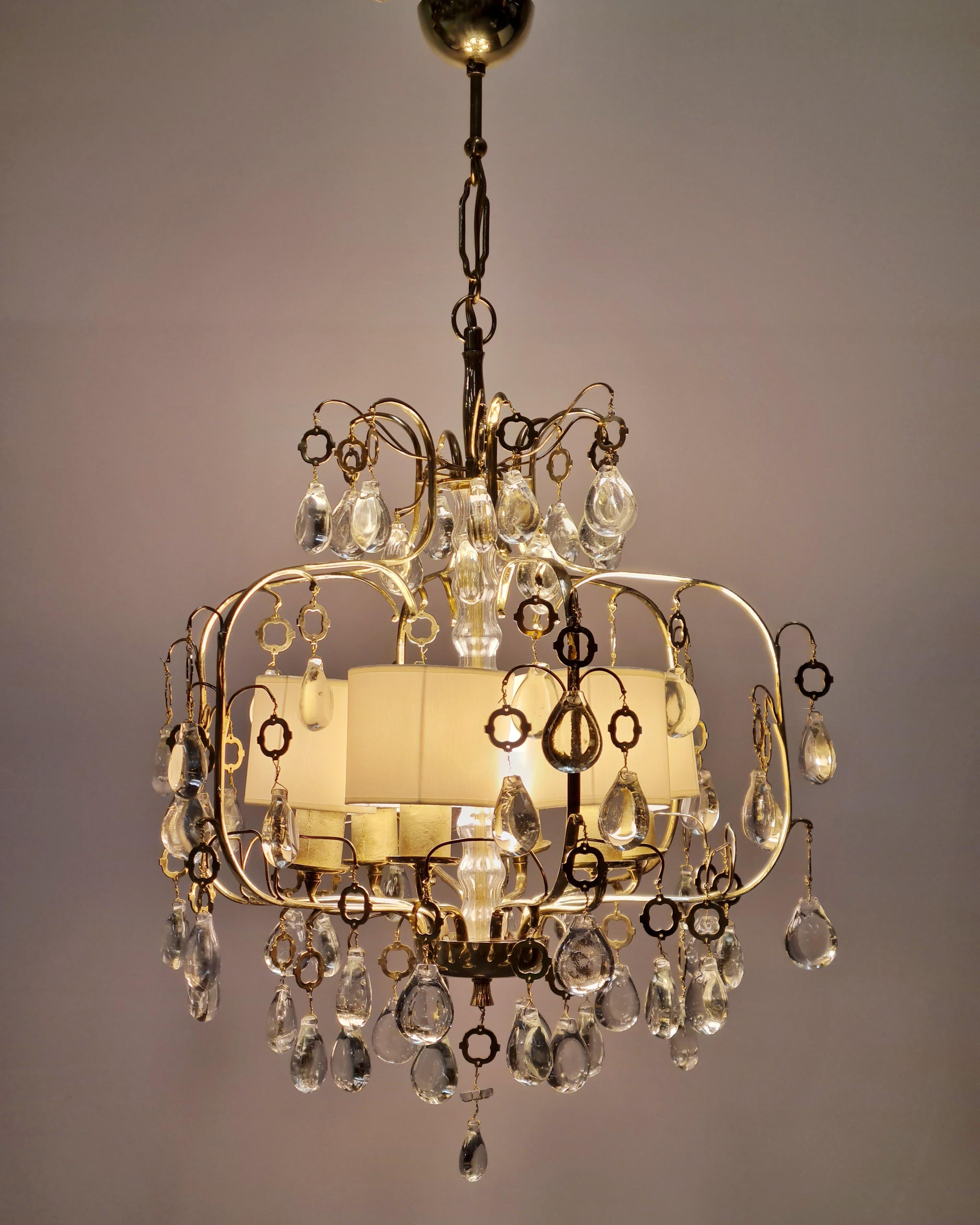 An elegant chandelier by Paavo Tynell from the 1940s and made by Taito. Different to what we usually see from Tynell, this rather classic with a modernistic touch lamp, goes to prove the versatility of his designs. 
In this design, Tynell