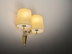 L'elegante applique “9445” di Paavo Tynell per Taito Oy, in ottone