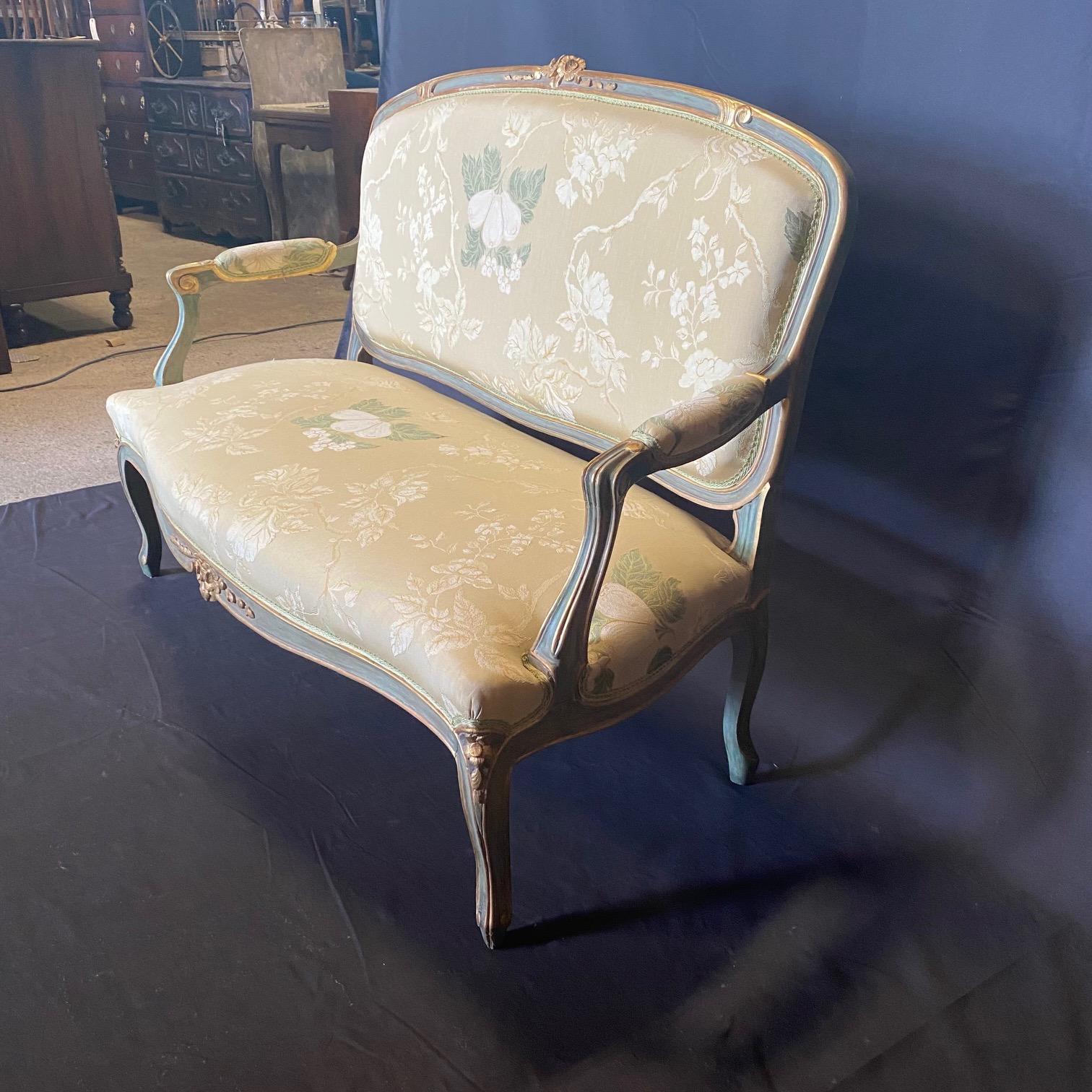 Eleganza di un divano francese in legno dipinto in stile Luigi XV con tappezzeria in seta in vendita 4