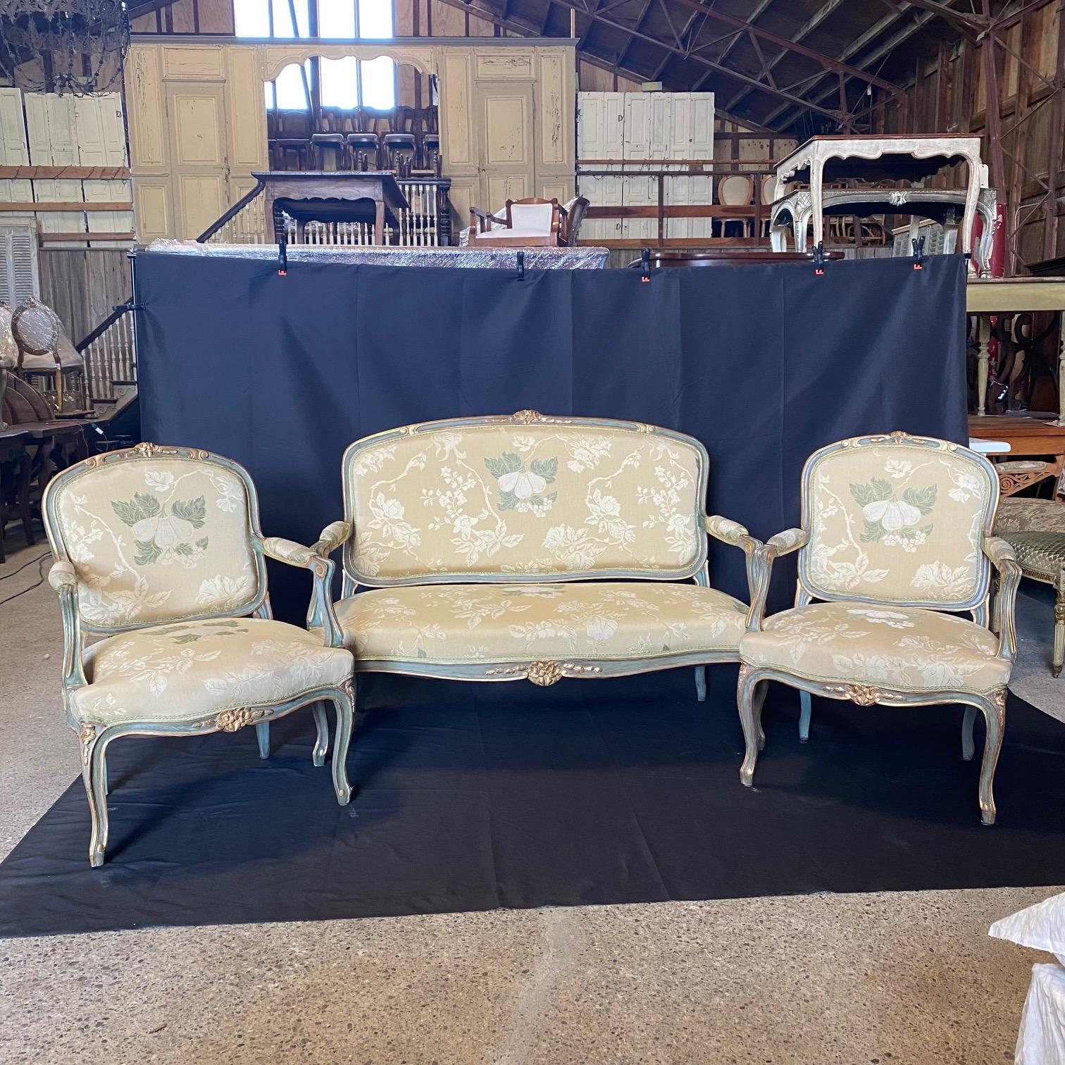 Eleganza di un divano francese in legno dipinto in stile Luigi XV con tappezzeria in seta in vendita 5