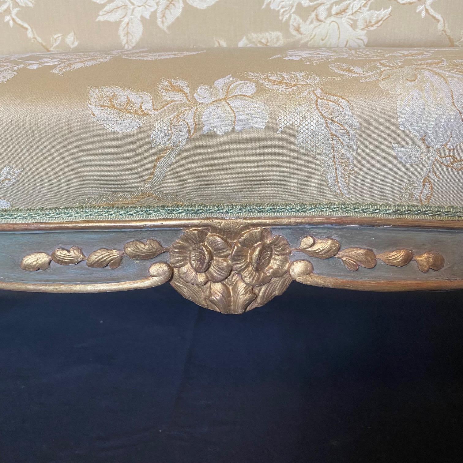 Francese Eleganza di un divano francese in legno dipinto in stile Luigi XV con tappezzeria in seta in vendita
