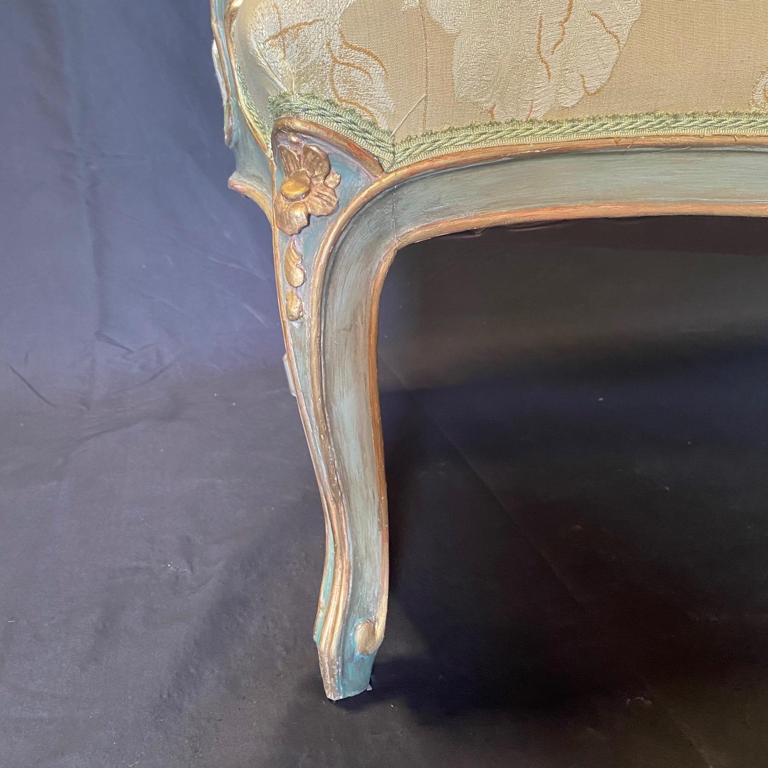 Eleganza di un divano francese in legno dipinto in stile Luigi XV con tappezzeria in seta in vendita 1