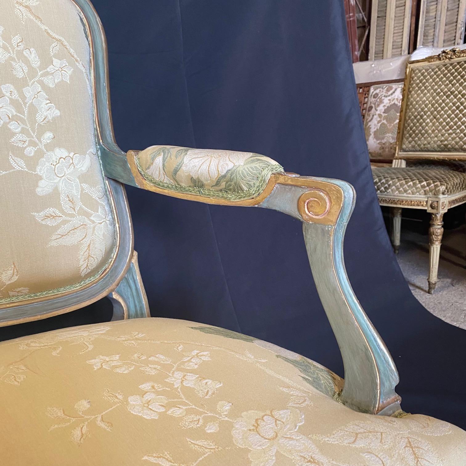 Eleganza di un divano francese in legno dipinto in stile Luigi XV con tappezzeria in seta in vendita 2