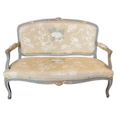 Fauteuil élégant en bois peint de style Louis XV avec tapisserie en soie