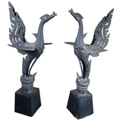 Paar antike bronzefarbene erhabene Vögel „Hong“, Paar