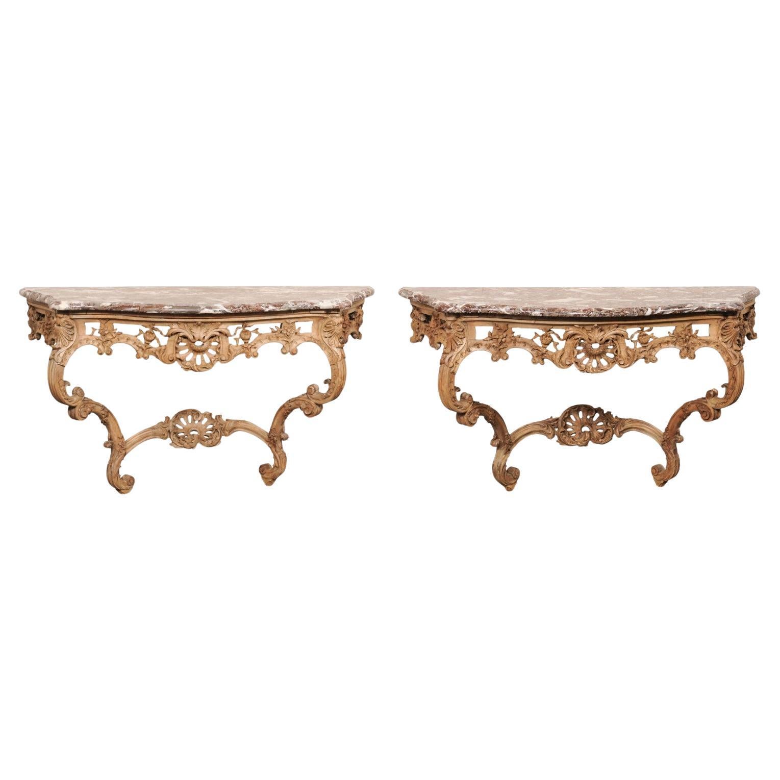 Elegante paire de consoles en serpentine à plateau de marbre sculpté en Rocaille, A.I.C.