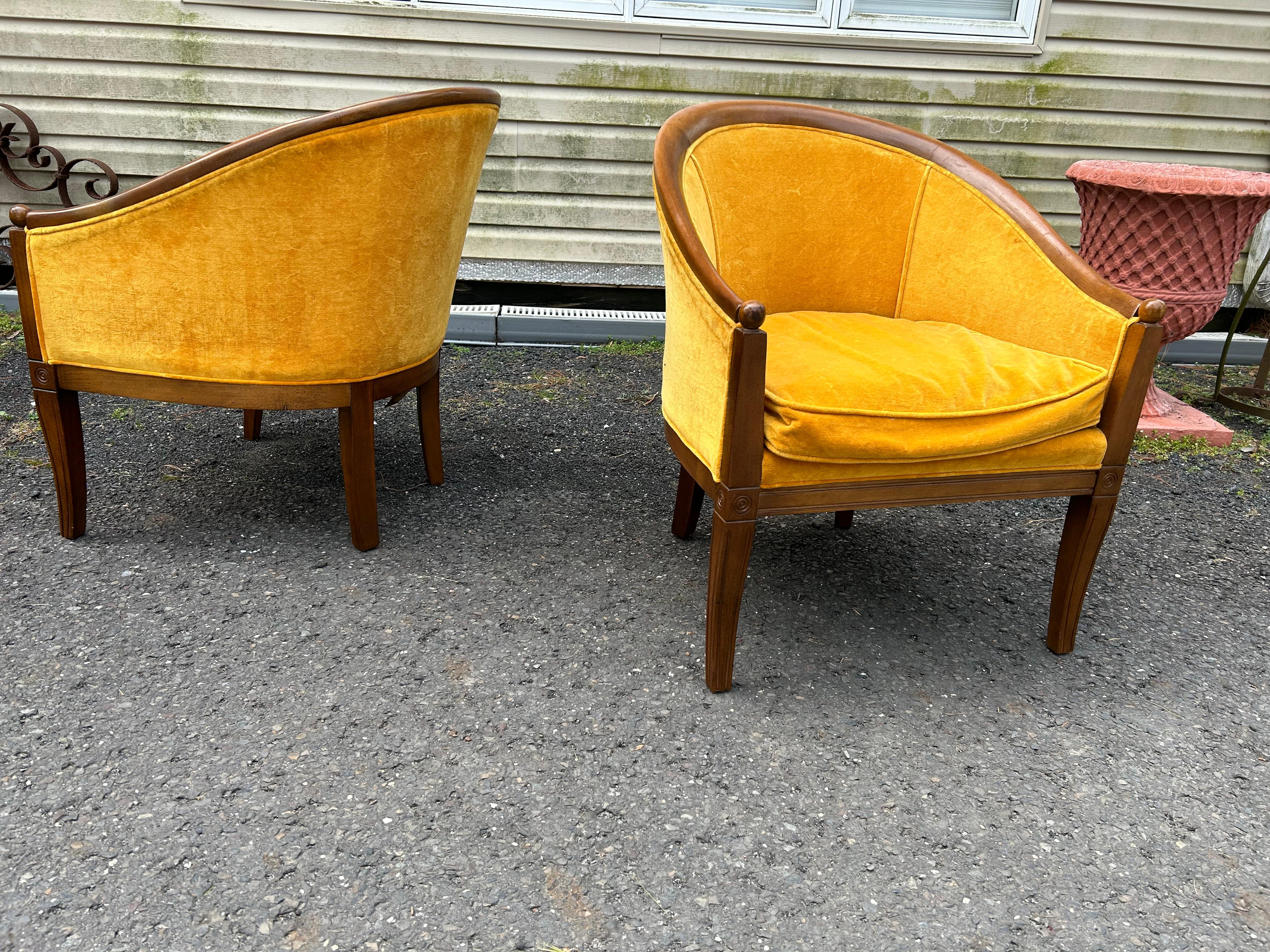 Élégante paire de chaises Hollywood Regency à dossier baril, mi-siècle moderne en vente 9