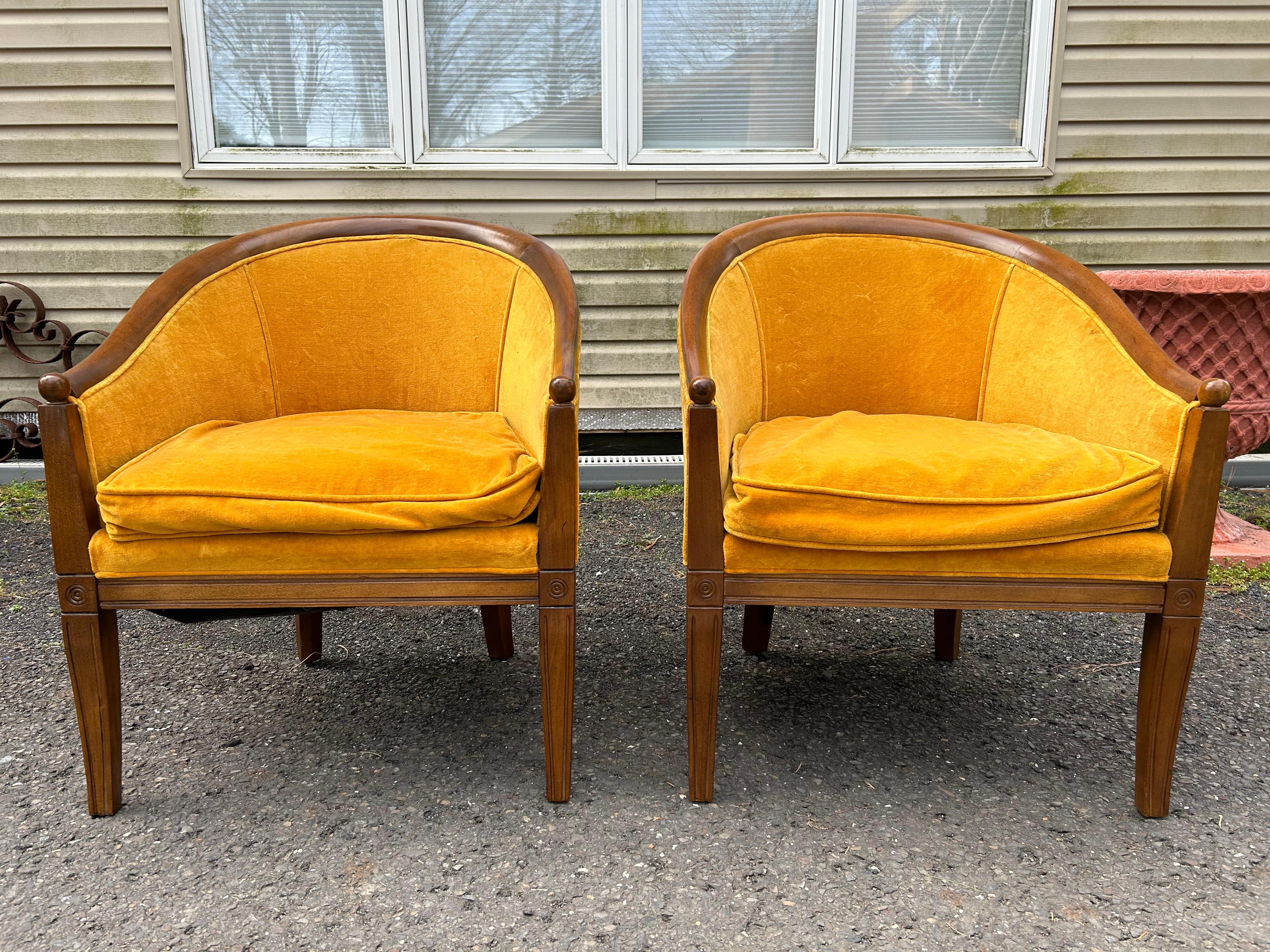 Américain Élégante paire de chaises Hollywood Regency à dossier baril, mi-siècle moderne en vente