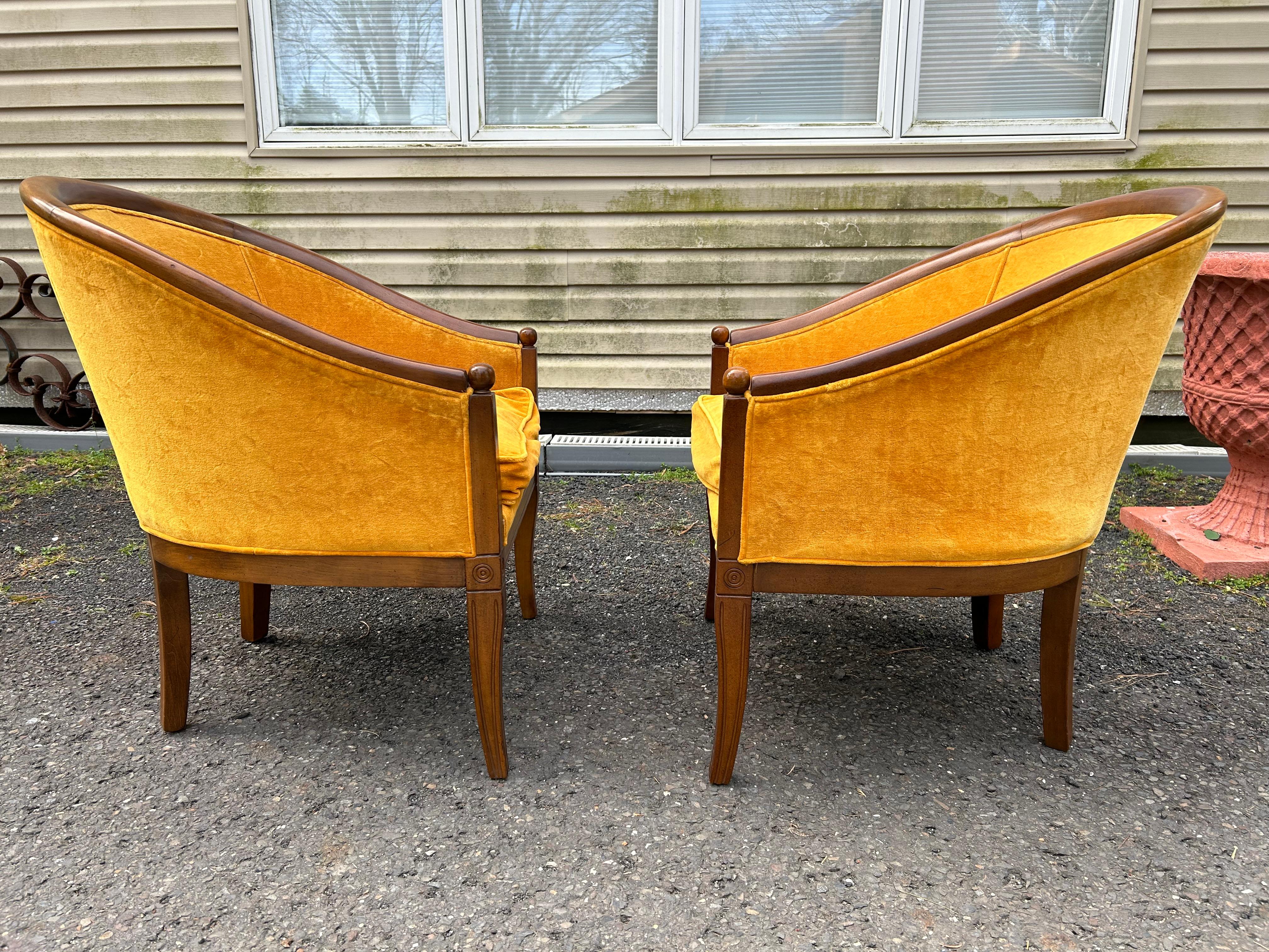 Elegantes Paar Hollywood-Regency-Stühle mit Rundhalsausschnitt und Fassrückenlehne, Mid-Century Modern (amerikanisch) im Angebot