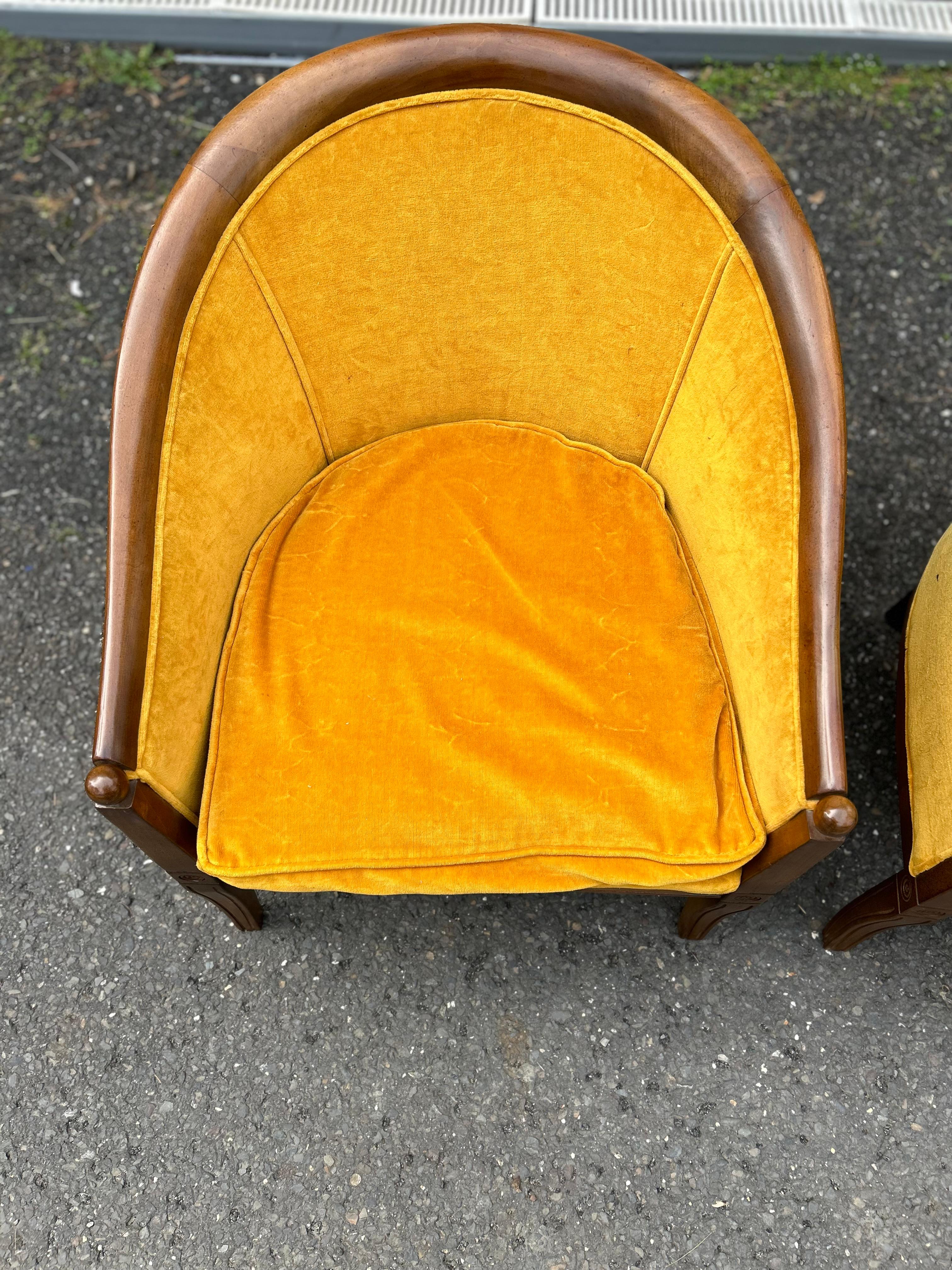 Milieu du XXe siècle Élégante paire de chaises Hollywood Regency à dossier baril, mi-siècle moderne en vente