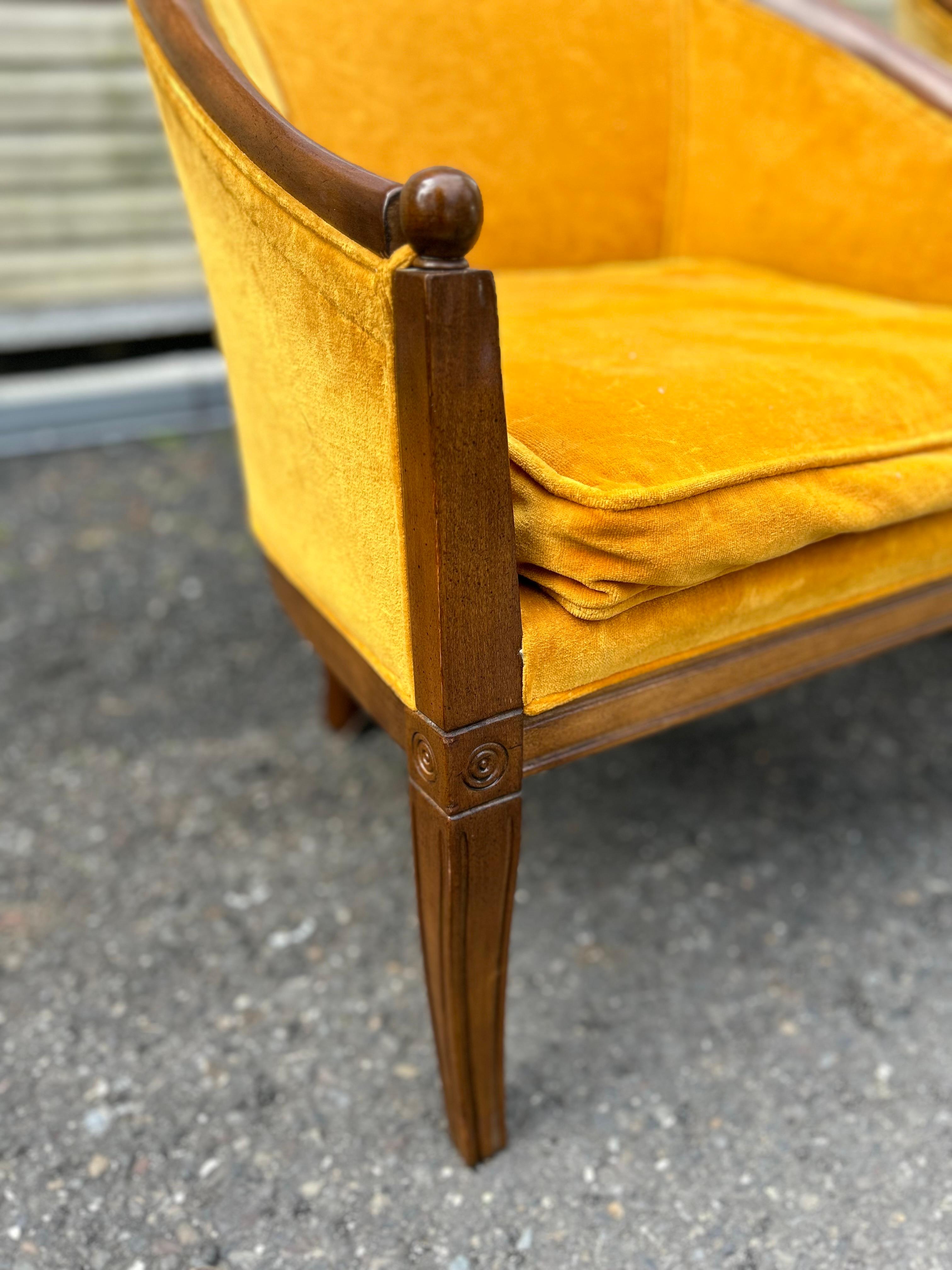 Tissu d'ameublement Élégante paire de chaises Hollywood Regency à dossier baril, mi-siècle moderne en vente