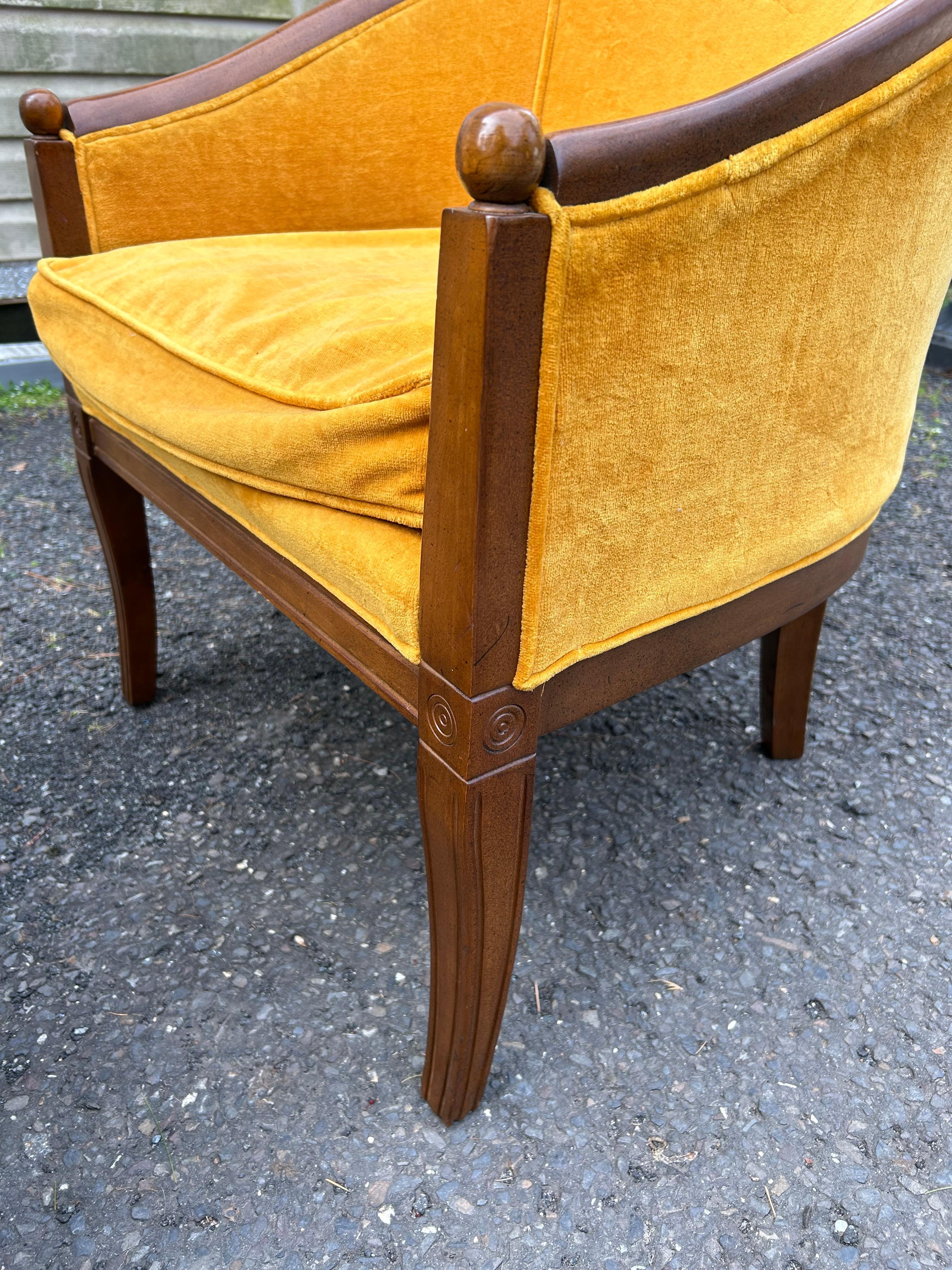 Élégante paire de chaises Hollywood Regency à dossier baril, mi-siècle moderne en vente 2