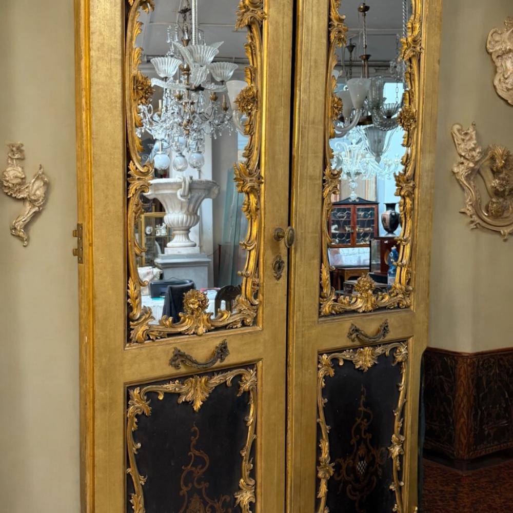 Elegant Pair of 18th Century Italian Painted and Gilt-Wood Doors For Sale 5