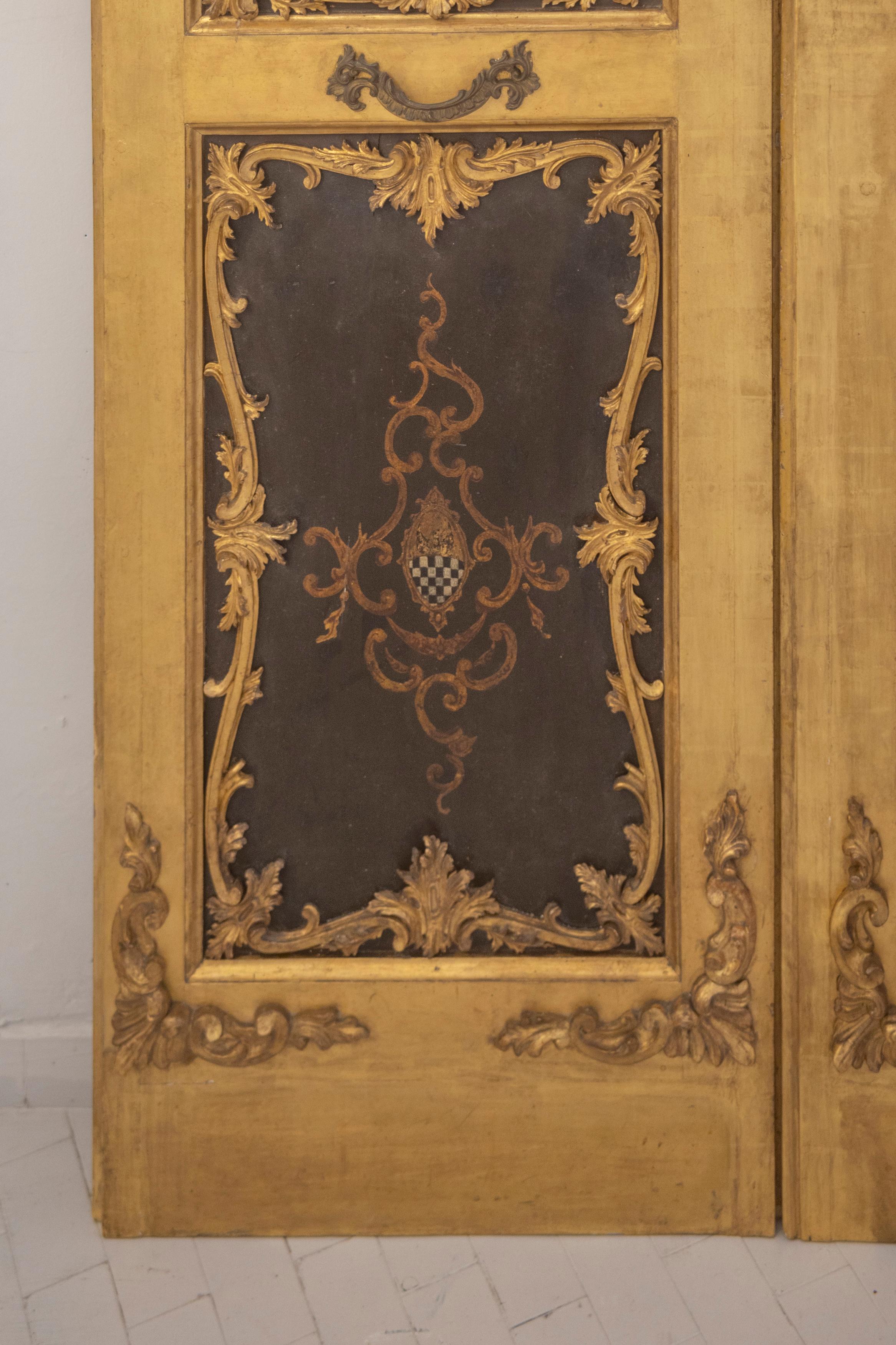 Elegant Pair of 18th Century Italian Painted and Gilt-Wood Doors In Good Condition For Sale In Rome, IT