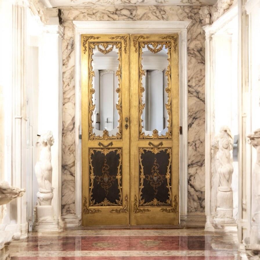 Elegant Pair of 18th Century Italian Painted and Gilt-Wood Doors For Sale 3