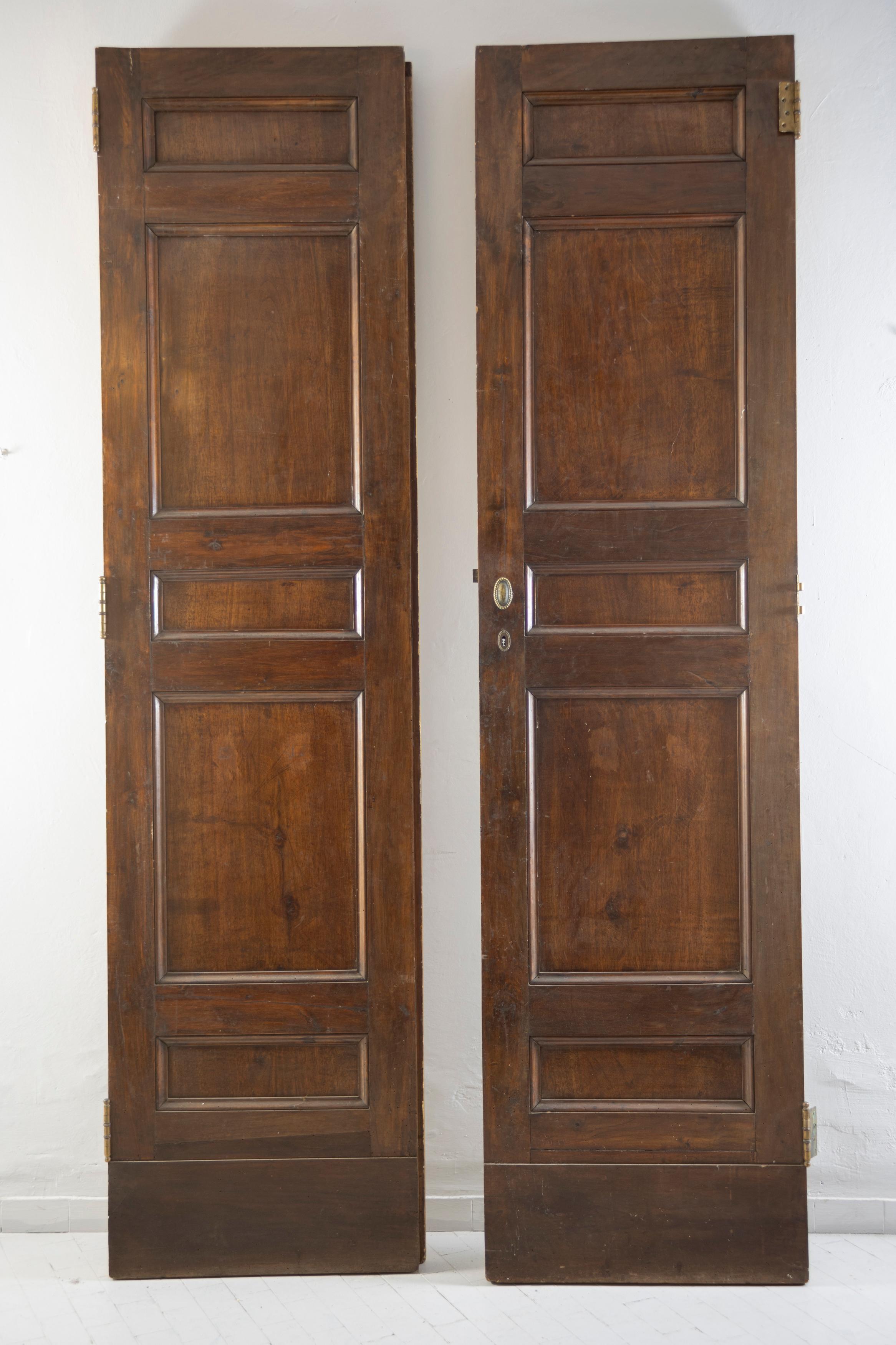 Elegant Pair of 18th Century Italian Painted and Gilt-Wood Doors For Sale 4