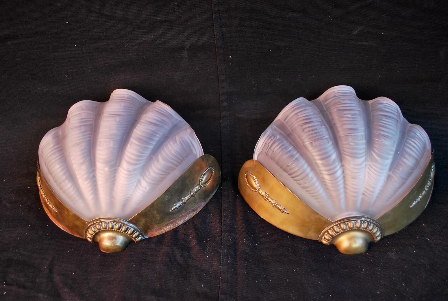 An beautiful and Elegant pair of 1920's Art deco scallops sconces, the brass can be cleaned were you won't see the age mark, ( see pictures ), on one picture they look like they have a difference patina, they are not, it is the flash of the camera,