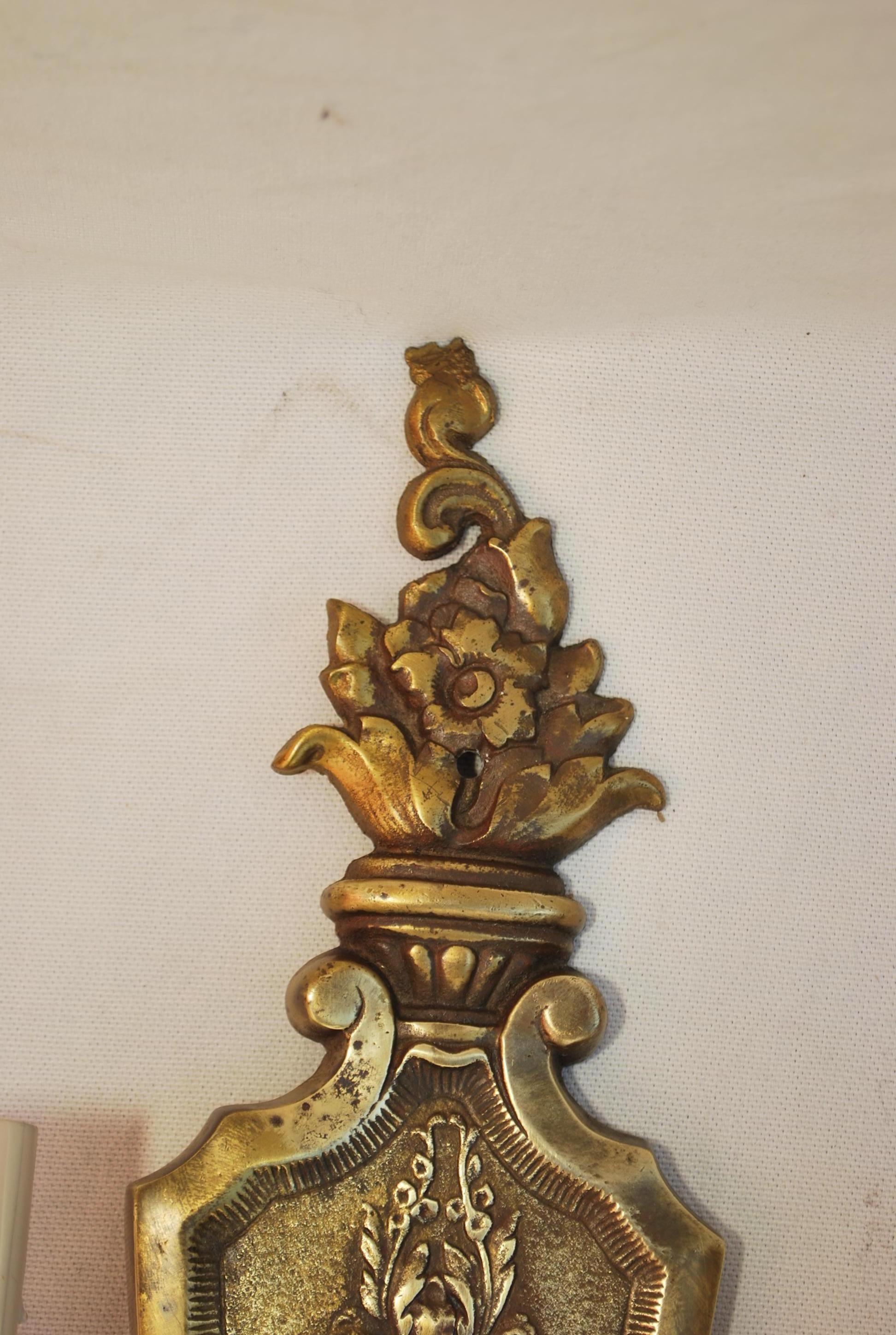 Elegant pair of 1920's brass sconces In Good Condition For Sale In Los Angeles, CA