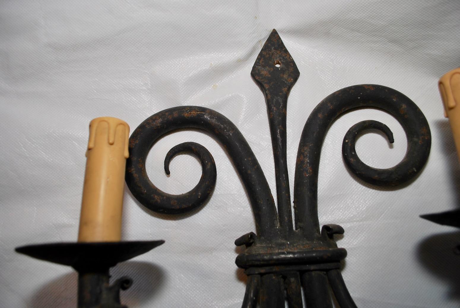 Hand-Crafted Elegant Pair of 1920s French Handmade Wrought Iron Sconces For Sale