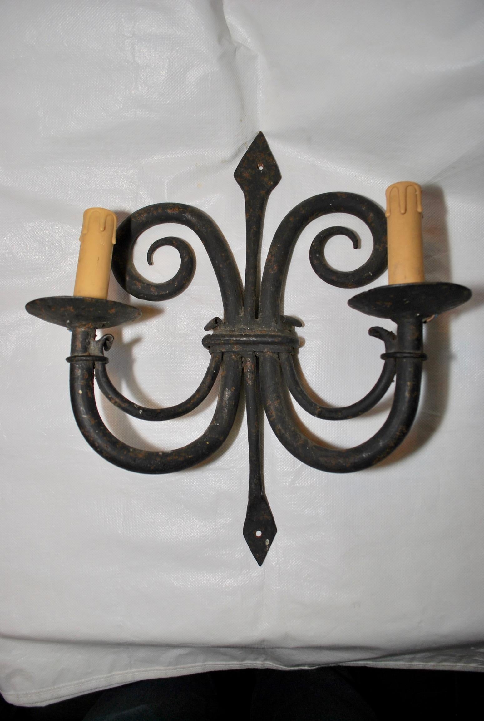 Elegant Pair of 1920s French Handmade Wrought Iron Sconces In Good Condition For Sale In Los Angeles, CA