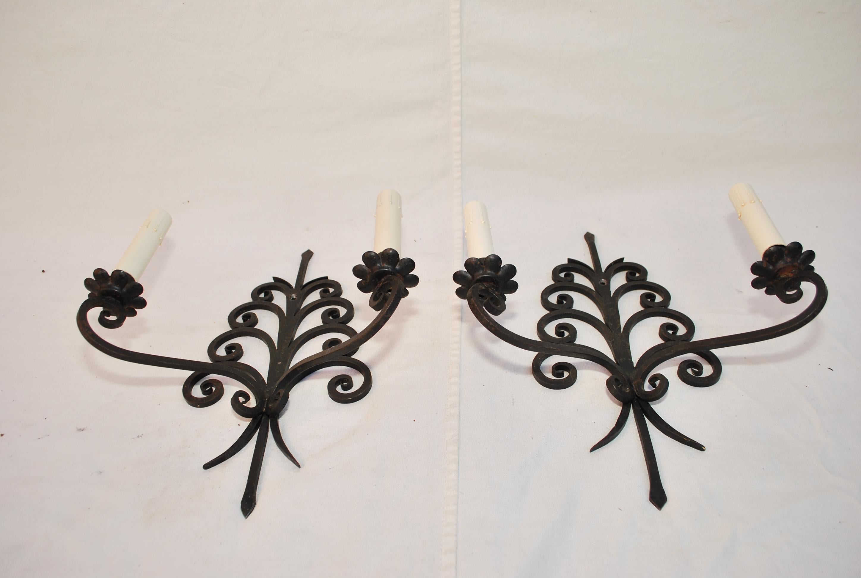 Early 20th Century Elegant pair of 1920's French wrought iron sconces For Sale