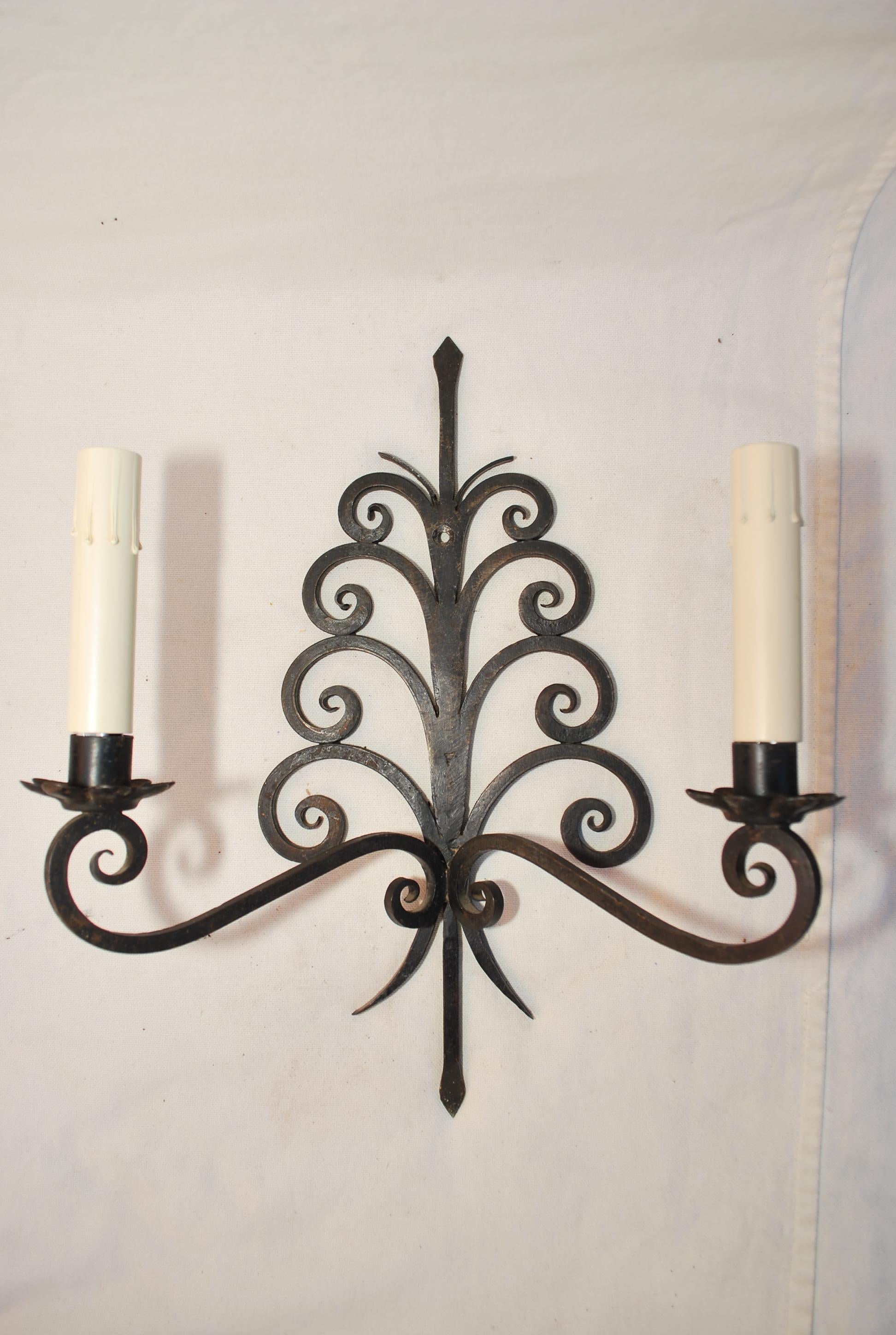 Elegant pair of 1920's French wrought iron sconces For Sale 1