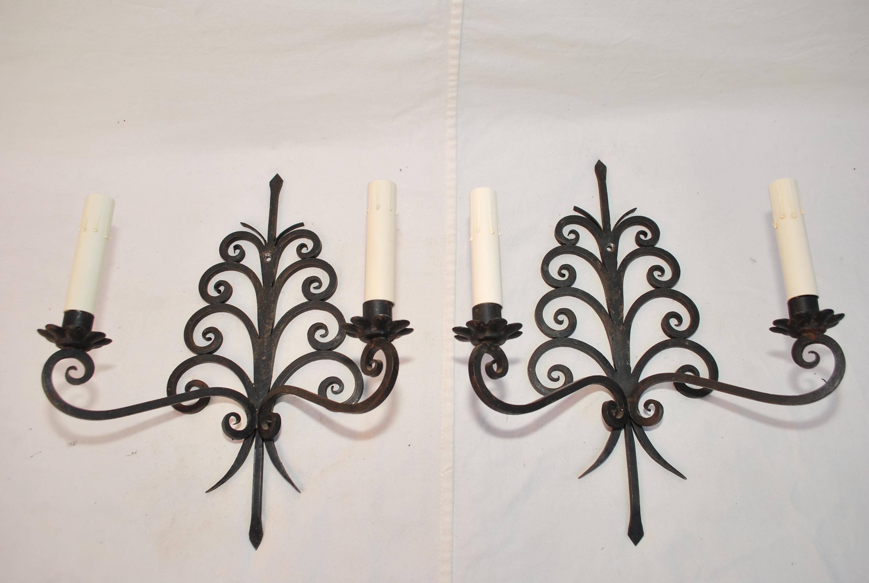 Elegant pair of 1920's French wrought iron sconces For Sale 2